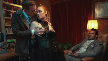 Жесткая ебля мужиков с красивой телкой