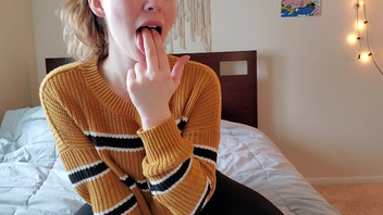 Сиськастая телка  шалит с дыркой