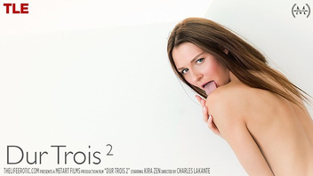 Красотка Кира (Kira Zen) играет с пилоткой