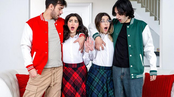 Две девочки милашки мощно ебутся с парнями