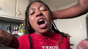 Дал своей черной бабе грубо сосать