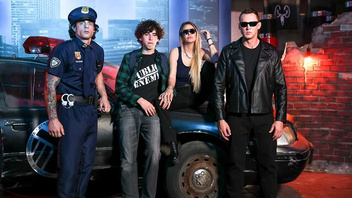 Мощная групповуха с милфой шлюшкой