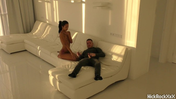 Телочка красотка присела на член