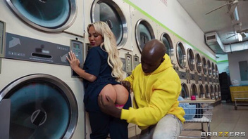 Негр и белый мощно опустили зрелку