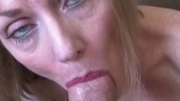 Зрелка  с большими дойками берет хер  в ротан