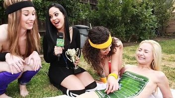 Красивые телочки классно  трахаются с мужиком