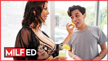 Силиконовую маму натянул молодой перец