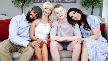 Спроси  свою маму с участием Райли Стар и Айви Айрленд  в мощном порно