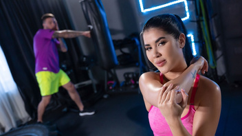 Симпатичная тугая чешская красотка трахается в тренажерном зале