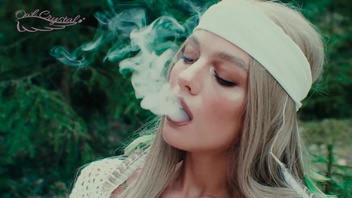 Тощая самка сама себя удовлетворила