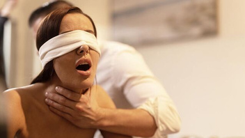 Телочку милашку мощно  имеет большой хуй