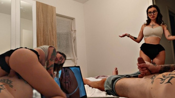 Татуированная милфа круто ебется