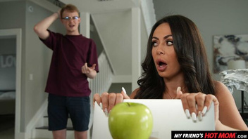 Молодой пасынок трахает грудастую мачеху