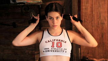 Телочка показывает свою киску