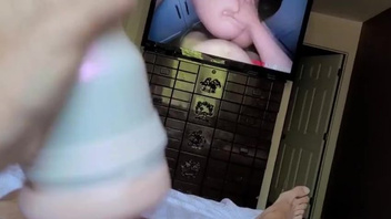 Смотрит порево и дрочит