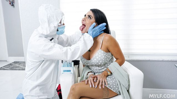 Проверил не заболела ли красотка и трахнул ее