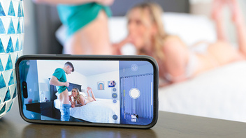 Блондиночку красотку пердолит большой хрен