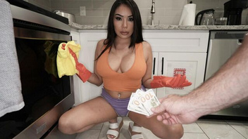 Заплатил грудастой уборщице за еблю