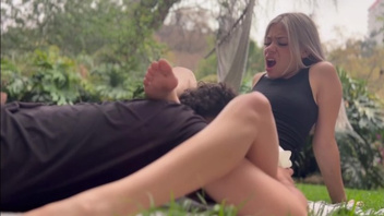 На свежем воздухе  самец дрючит красотку