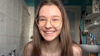 Молодая девка моется на камеру