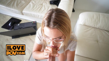 Дал телочке в очках соснуть член