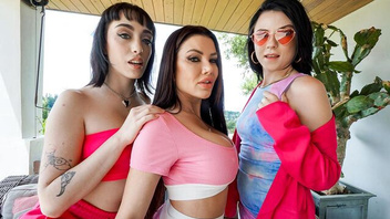 Трио лесбиянок  в жаркой порнухе