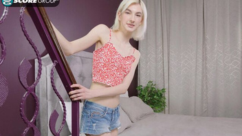 Худенькая Миа (Mia Cheers) себя показывает