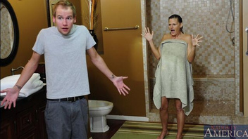 Милфа с отличными дойками жарко ебется