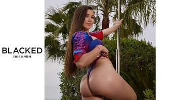 Черный хуй опускает белую красотку