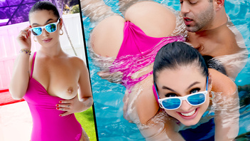 Купание в бассейне и секс с красоткой