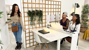 Чернокожую красавицу  шпилит крепкий хуй