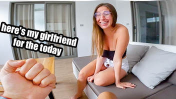 Сучка принимает на ротан и трахается