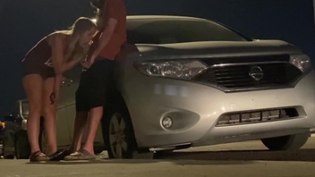 Возле машины красивая девушка сосет