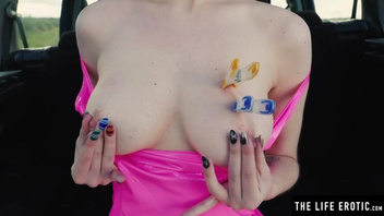 Лилли (Lilly Mays) мастурбирует дырочку игрушкой