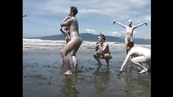 Обнаженное представление на пляже