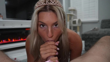 Красавица принимает хуй в ротик