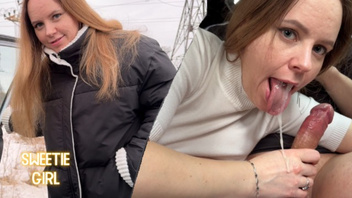 Русская телочка берет на ротик