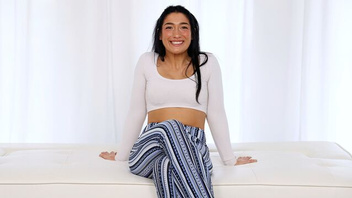 Секси брюнетка очень круто долбится