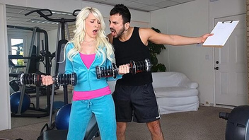 Тренер пердолит шикарную блондинку