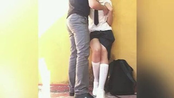 Молодая девка сосет конец