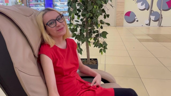 Дал курве отсосать и потом выебал