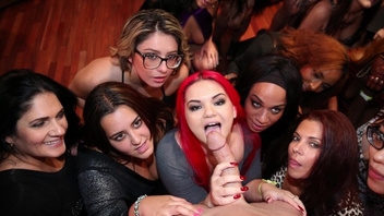 Бабы сосут один член, оральная жара