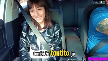 В машине милашка взяла член в ротик