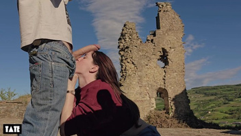 На свежем воздухе красотка пососала