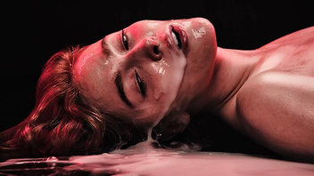 Ебля игрушкой для жаркой самки