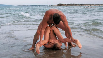 В воде мужик мощно трахает красивую шлюшку