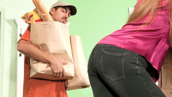 Тощую сучку шпилит крепкий хер