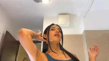 Сучка красотка наряжается