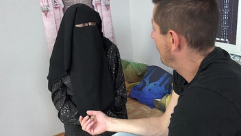 Сучку в парандже поебал здоровый хуй