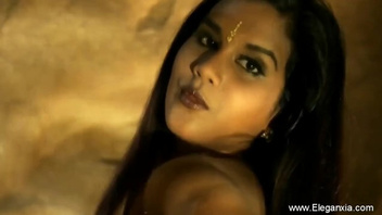 Танец от красивой самки